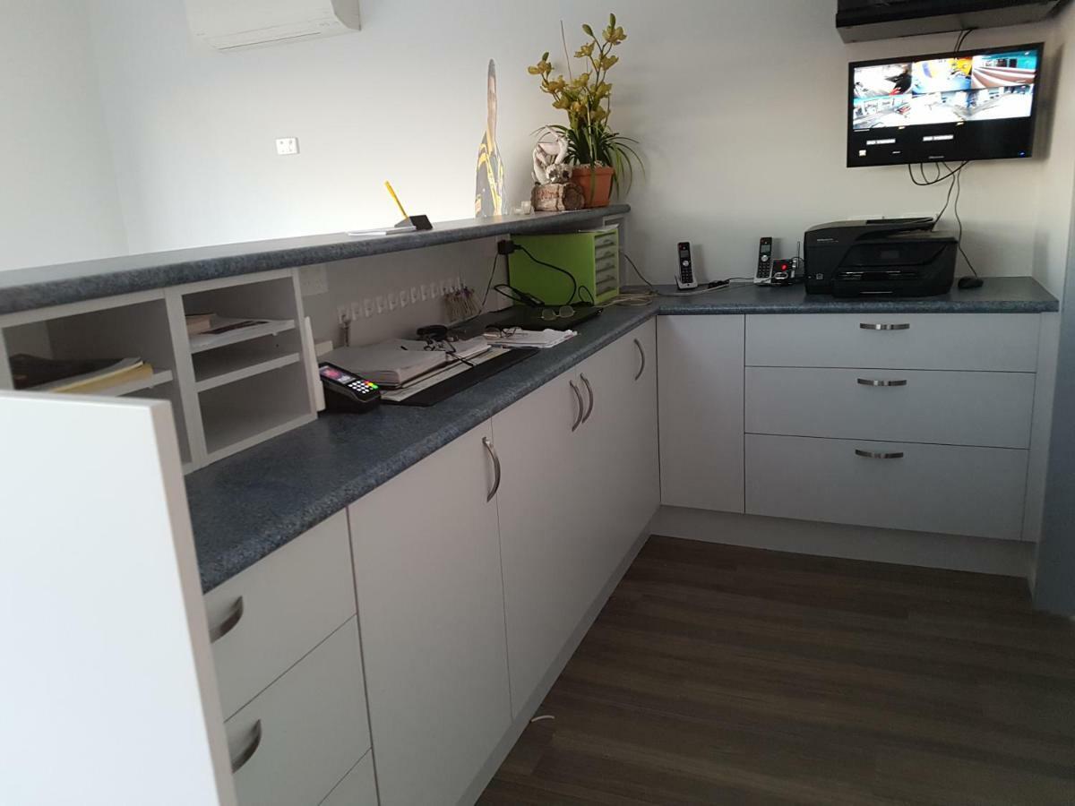 Reef Gardens Motel Proserpine Esterno foto